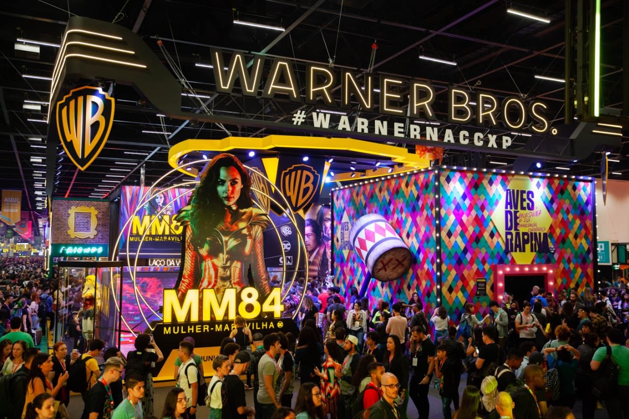 Caso Warner Bros. e HBO Max na CCXP 2025, com a fila de atrações hospedada na LuraHosting